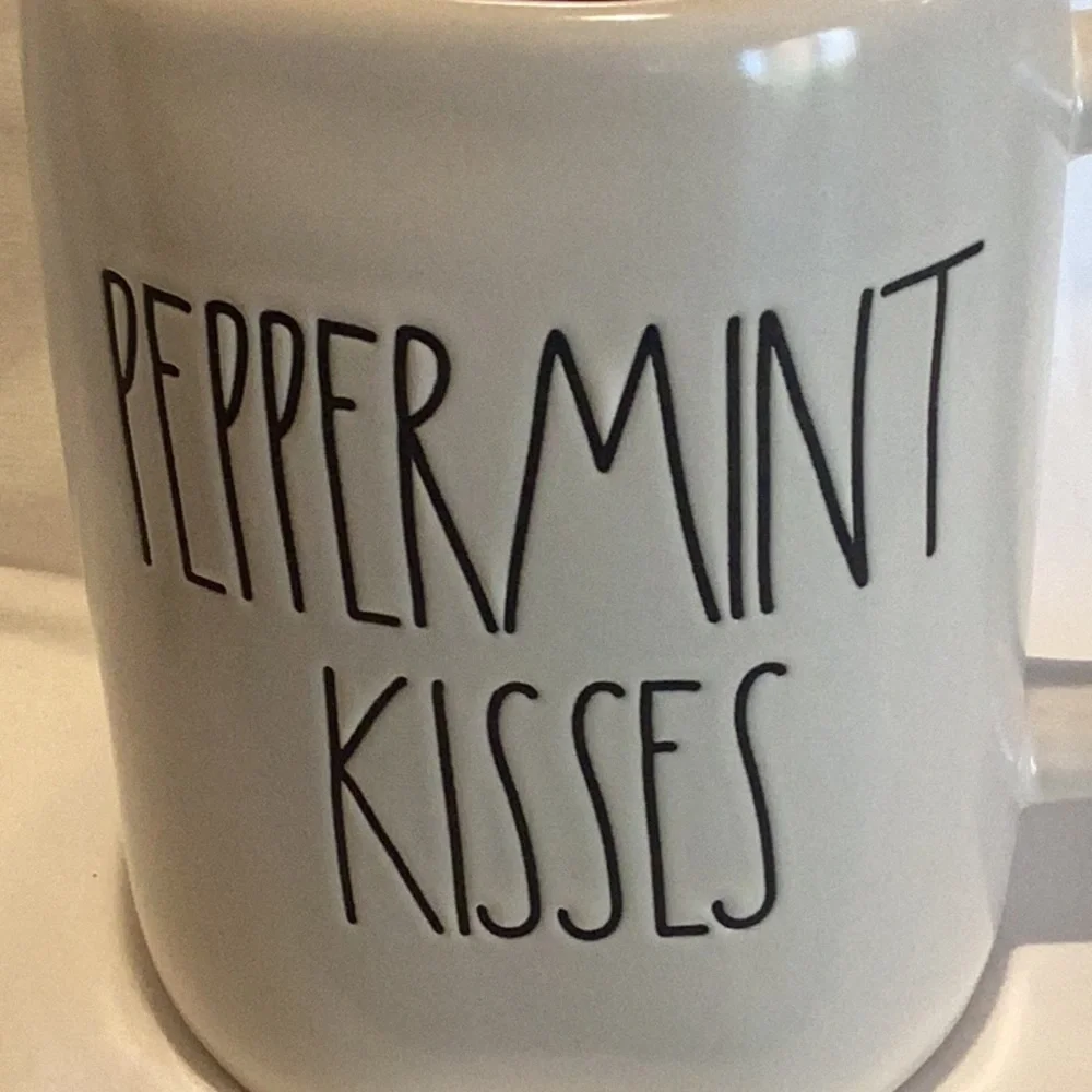 EUC - Rae Dunn PEPPERMINT KISSES Mug